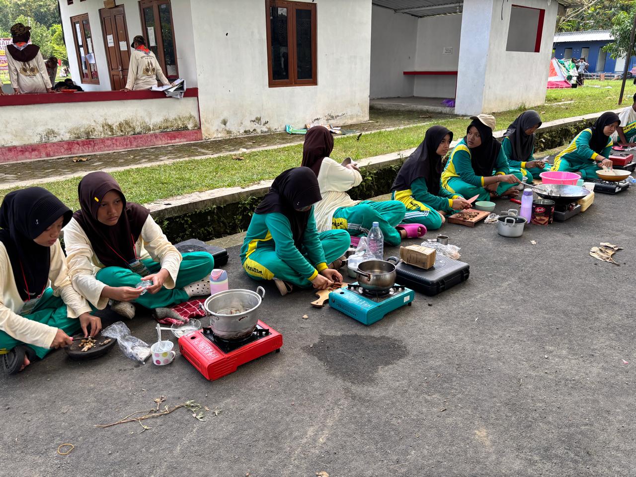 Belajar Alam dan Budaya, Siswa MTs N 9 Bantul Racik Jamu Beras Kencur di Perkemahan LT I